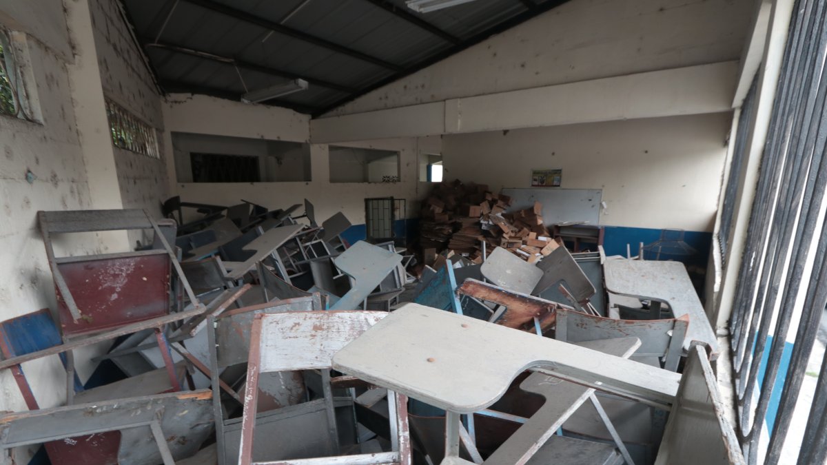 Aulas como bodegas. En el colegio Teodoro Alvarado Olea se guarda sillas y mesas en un salón con moho.