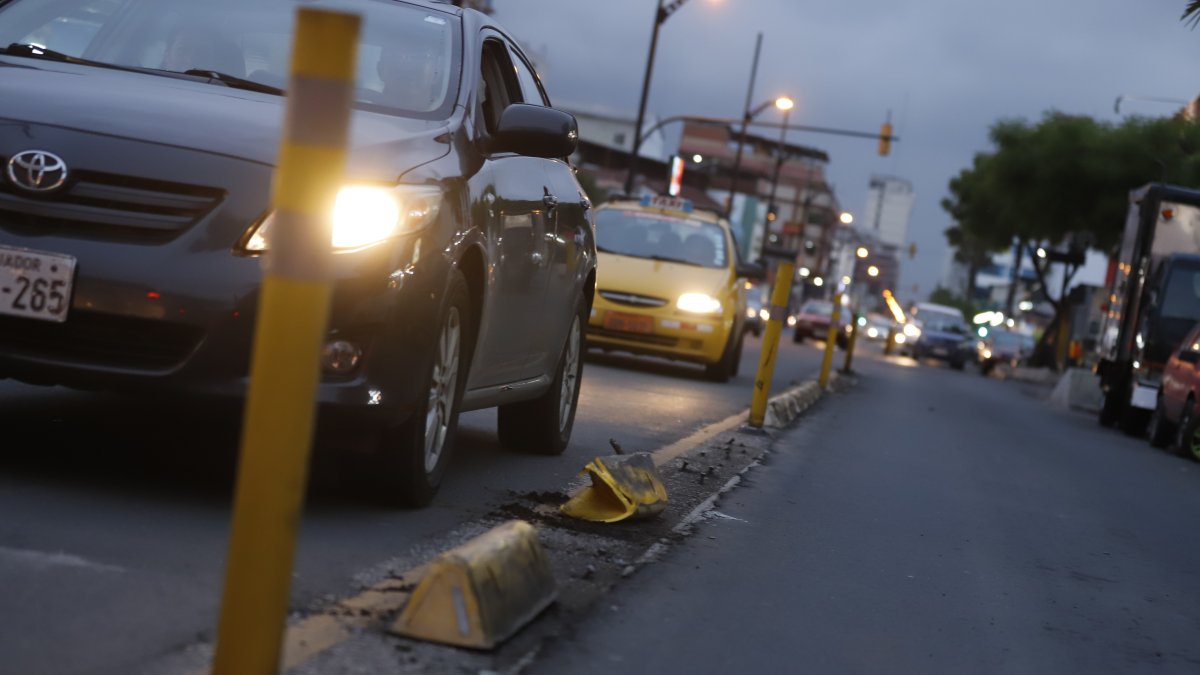 Muchos separadores de buses han sido derribados y quedan inservibles