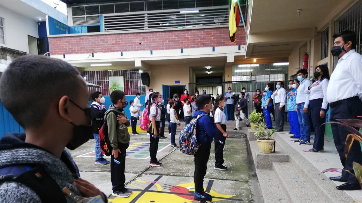 En la Unidad Educativa Básica Enrique Gil Gilbert iniciaron las clase presenciales.