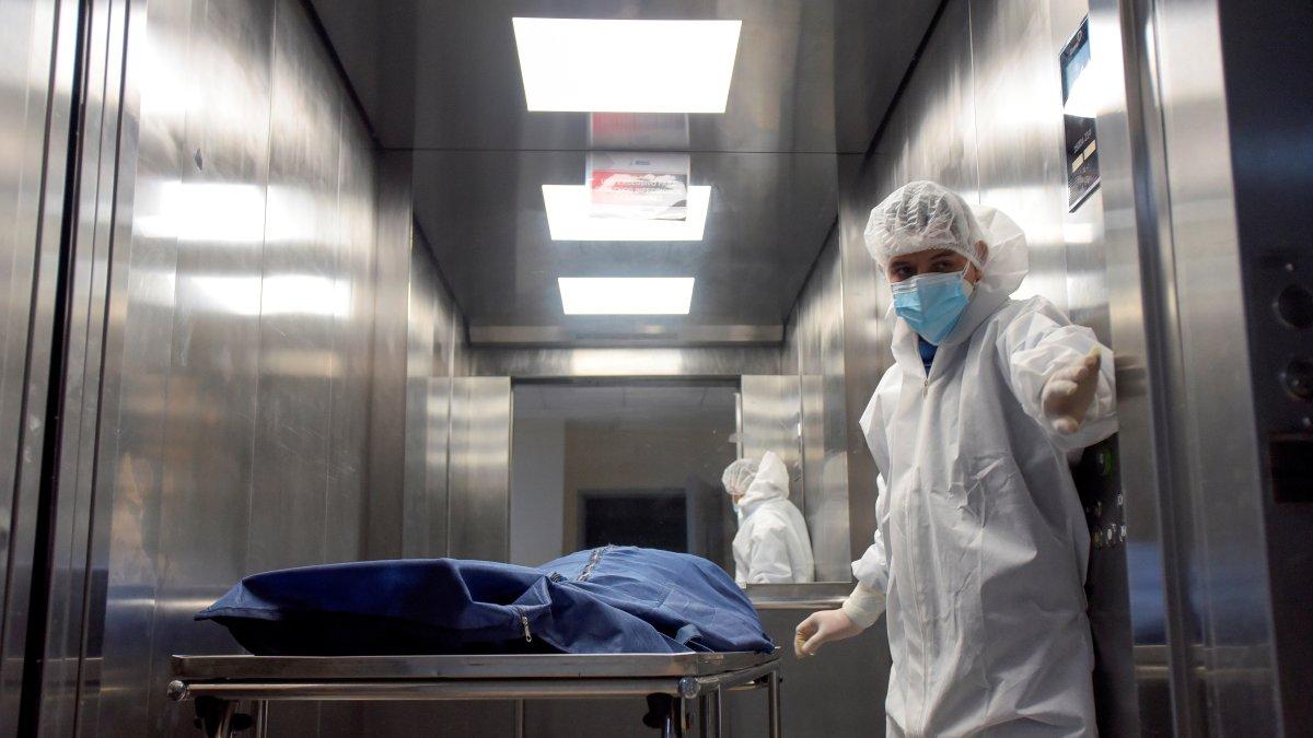 Personal de salud traslada a un paciente fallecido por la covid-19 en Guayaquil (Ecuador), en una fotografía de archivo