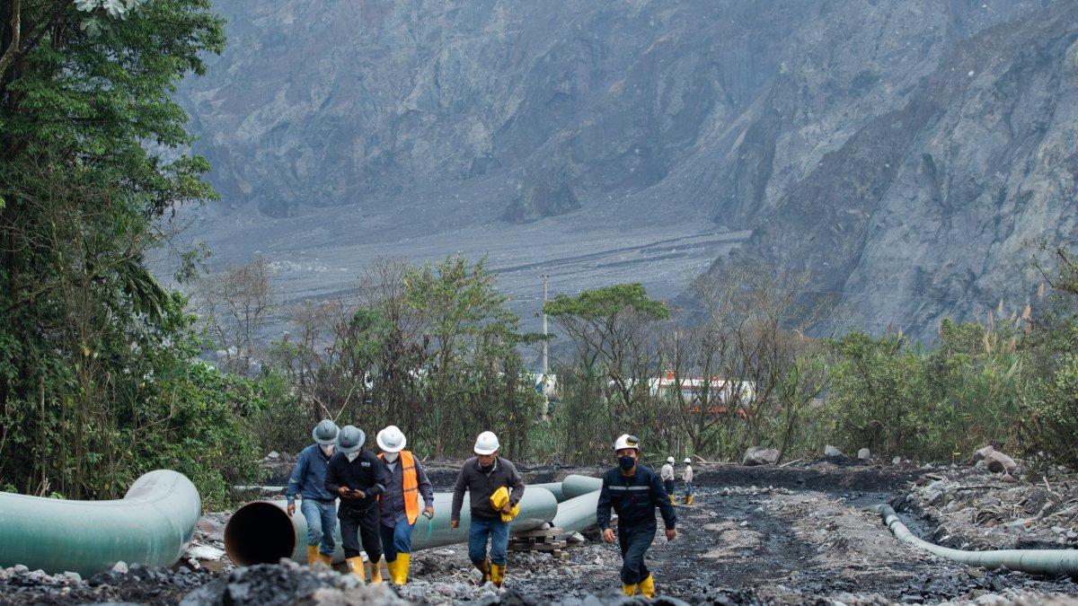 Limpieza. Trabajadores del consorcio OCP y la empresa Welding realizan una inspección por la zona del derrame y donde quedó rastro de crudo.