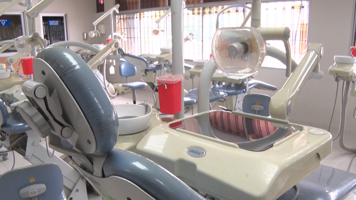 Modernos equipos para uso del alumnado de la carrera de odontología de la Universidad de Guayaquil.