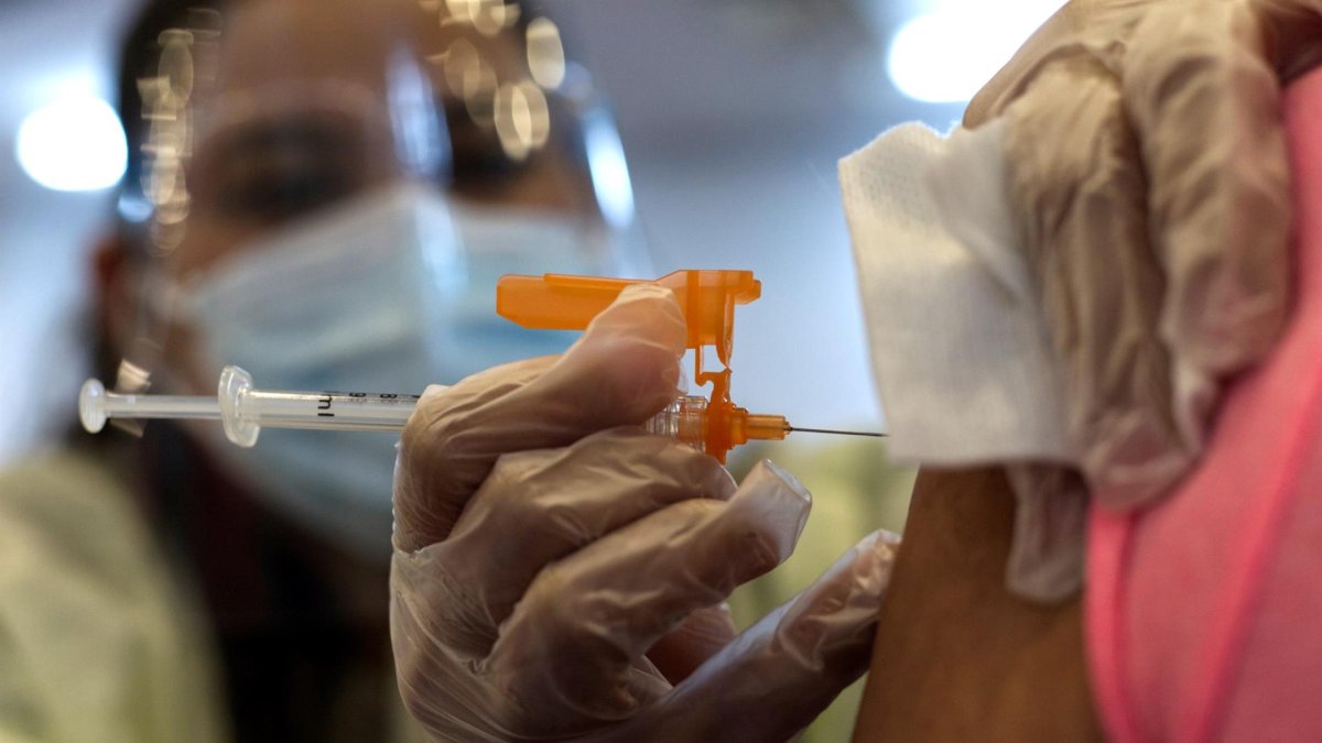 Una enfermera aplica una dosis de la vacuna contra la covid-19 en una imagen de archivo.