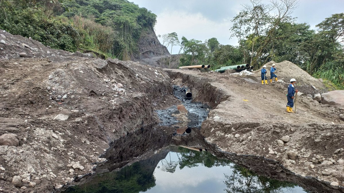Indígenas y activistas ecológicos advirtieron de la llegada de trazas de contaminación petrolera a las riberas del río Coca, tras la rotura que sufrió el viernes el Oleoducto de Crudos Pesados en un sector montañoso afectado por erosión. 
