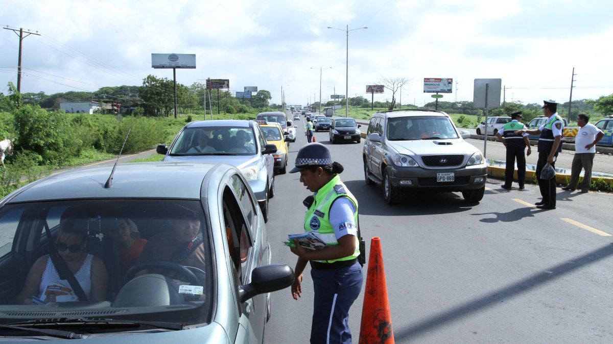 Agentes de la Comisión de Tránsito del Ecuador (CTE).