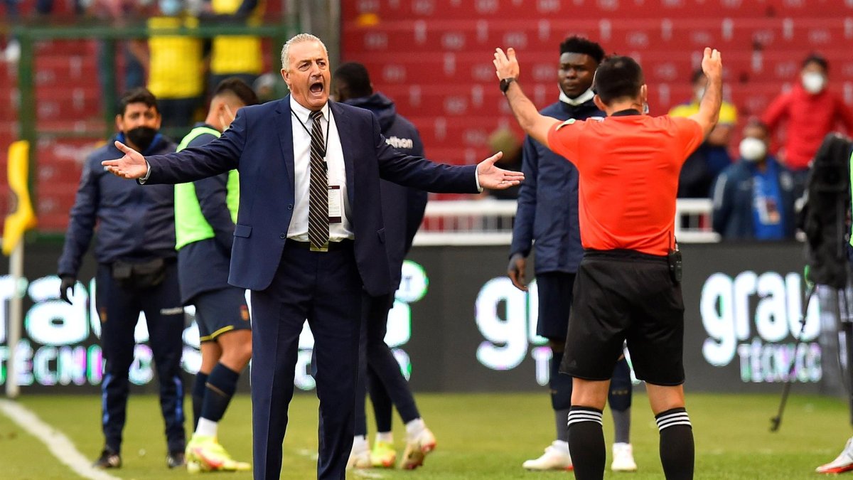 El técnico de la selección ecuatoriana, Gustavo Alfaro (i), reclama contra uno de los árbitros de línea, hoy, en un partido de las eliminatorias sudamericanas para el Mundial de Catar 2022 entre Ecuador y Brasil en el estadio Rodrigo Paz Delgado en Quito (Ecuador).