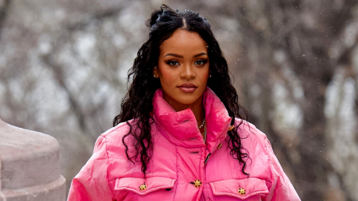 La cantante de 33 años anunció su primer embarazo con un look en el que dejó mostrar su barriga.