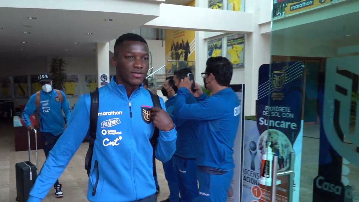 Moises Caicedo, volante tricolor, al salir de la Casa de la Selección rumbo al aeropuerto.