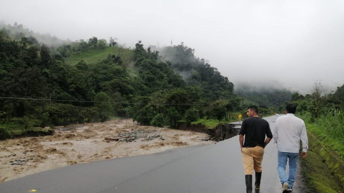 El río no solo arrasó con las casas, también se llevó varios tramos de la vía.