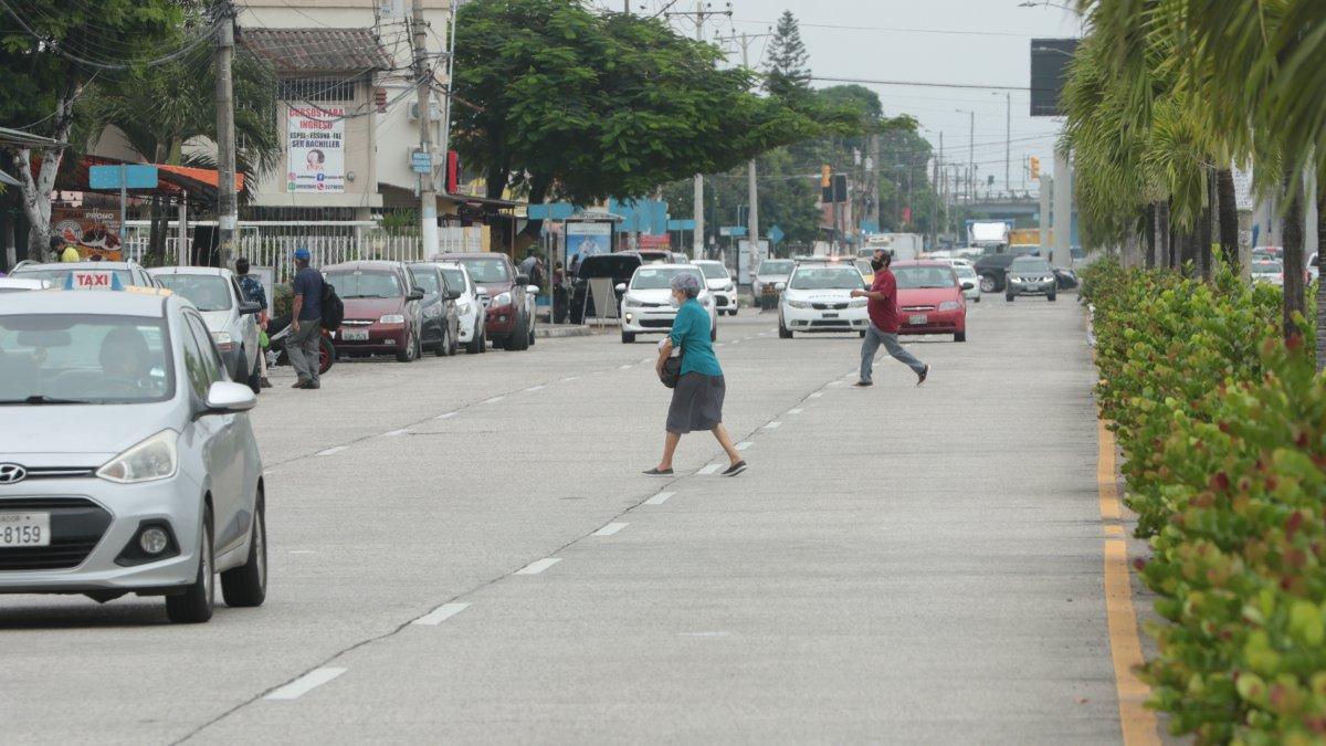 Muchos peatones se juegan la vida al tratar de cruzar la calle.