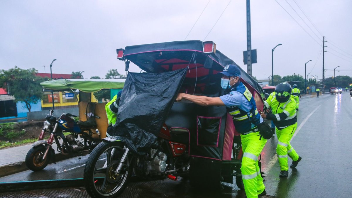 Trabajos. Agentes de Tránsito mientras trasladaban las tricimotos retenidas.