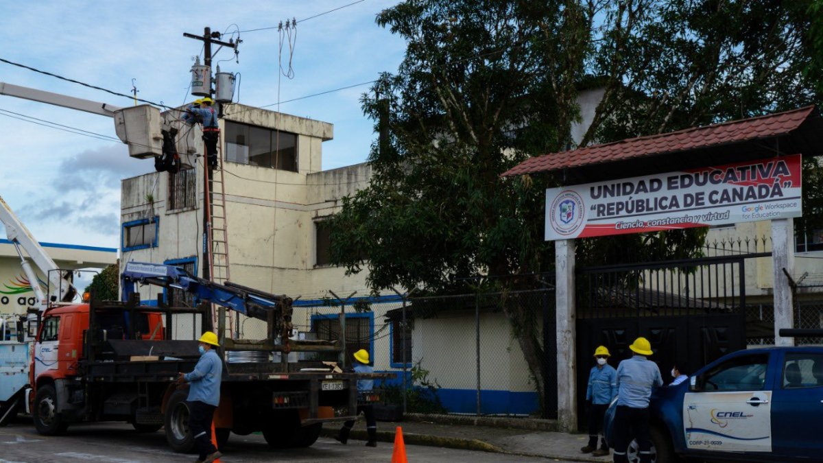 Trabajos. Los empleados de CNEL portan identificación de la empresa.