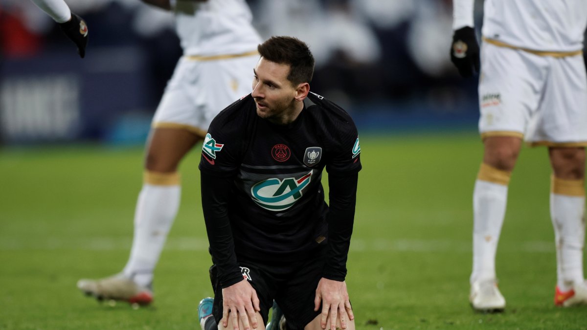 El ofensivo argentino Lionel Messi, del PSG, de rodillas en el duelo frente al Niza.
