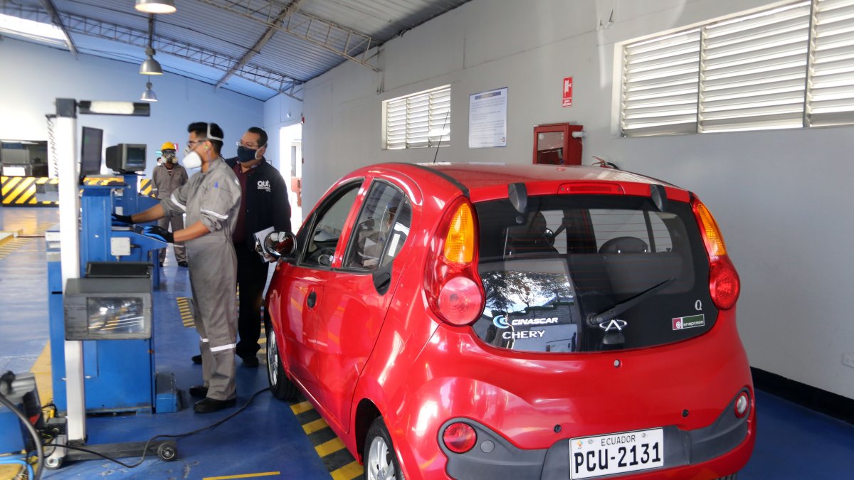 Sebastián Lasso director del Registro y Administración Técnica Vehicular de la agencia Metropolitana de Tránsito, se refiere al inicio la revisión de vehicular en Quito. René Fraga. Quito 1 de febrero del 2021. Agencia (ag-extra ag-expreso ag-quito)