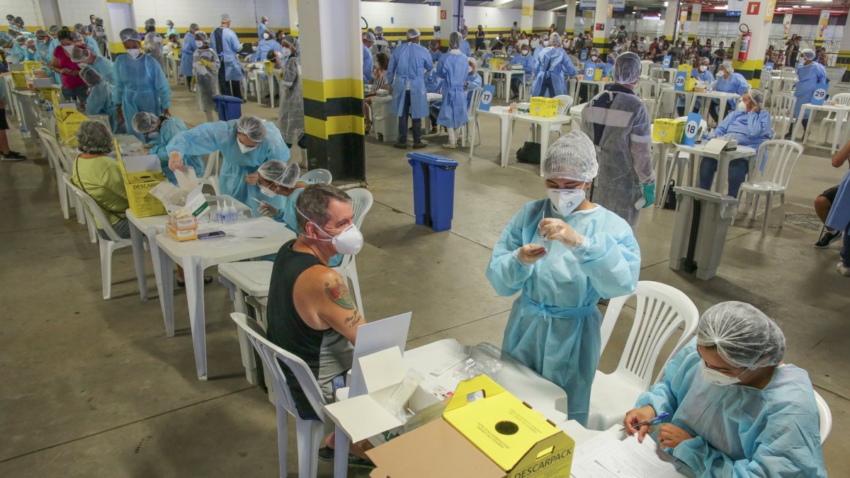 Río de Janeiro. Decenas acuden al inaugurado megacentro de pruebas de detección en el estadio Maracaná.