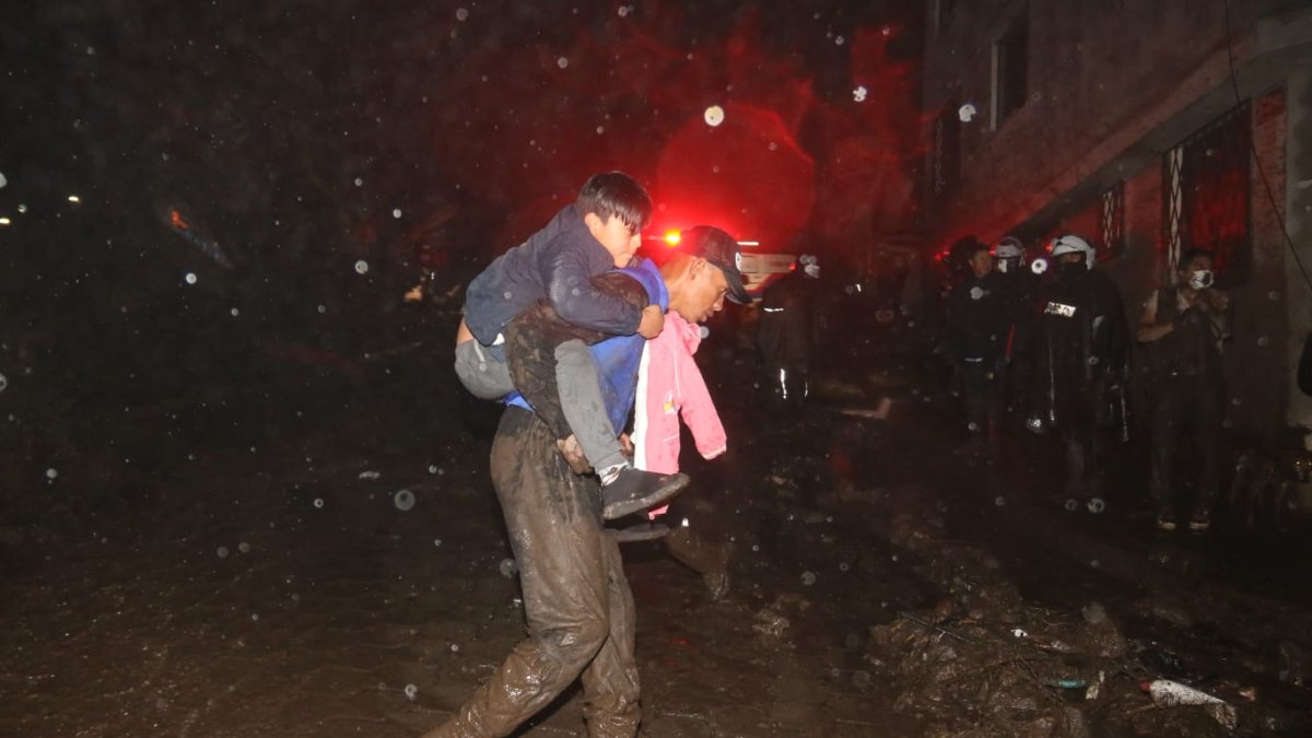 Rescatistas de varias entidades trabajaban hasta altas horas de la noche en búsqueda de personas heridas o fallecidas.