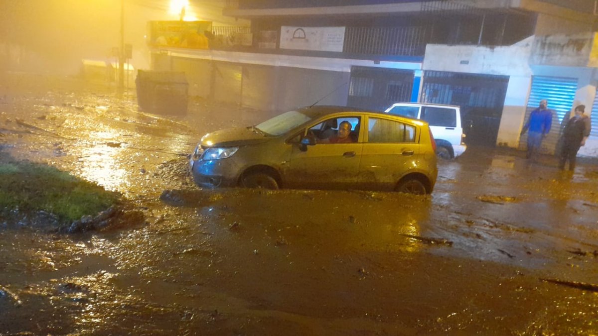 Afectación. Cerca de la media noche, los vehículos continuaban en el sector del desastre.