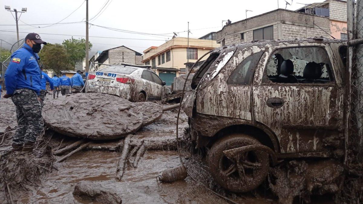 Daños. Miembros de la Policía llegaron temprano al sitio del desastre. Hay patrulleros entre los vehículos afectados.