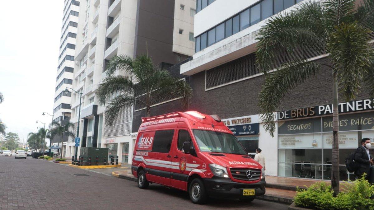 La Policía y Cuerpos de Bomberos intentan persuadirlo de que no acabe con su vida.