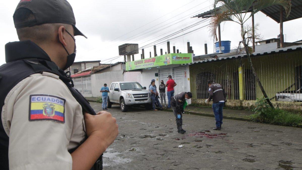 Agentes de Criminalística y de otros repartos de la Policía comenzaron las investigaciones de este asesinato.