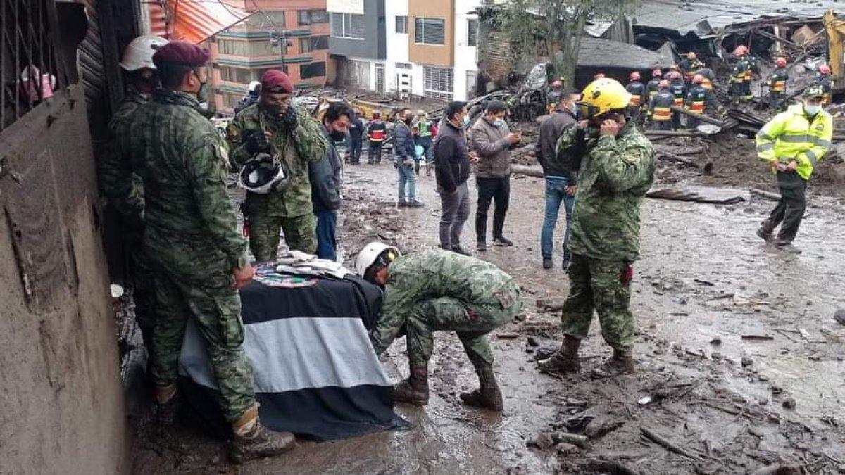 Tareas. Militares con canes amaestrados buscan a las personas desaparecidas en el aluvión.