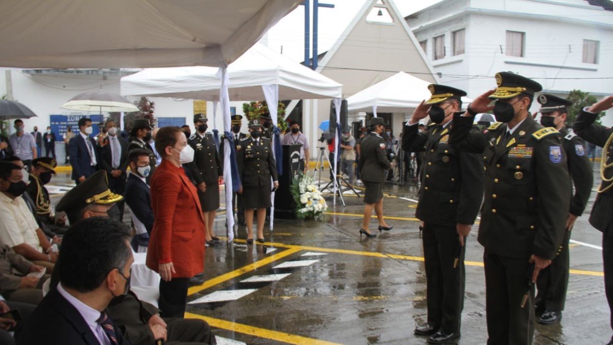 El Comandante de la Policía en la zona 8, Víctor Zárate, junto a el excomandante de la Policía Fausto Buenaño, en el saludo protocolar a la Ministra de Gobierno Alexandra Vela.