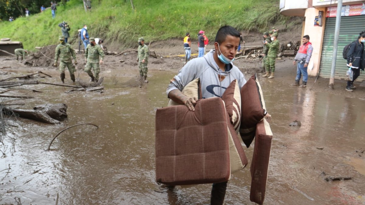 Limpieza. Las tareas de limpieza siguen en la zona del desastre.