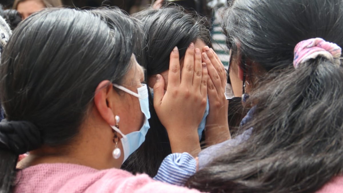 Familiares esperaban noticias de las desaparecidas.