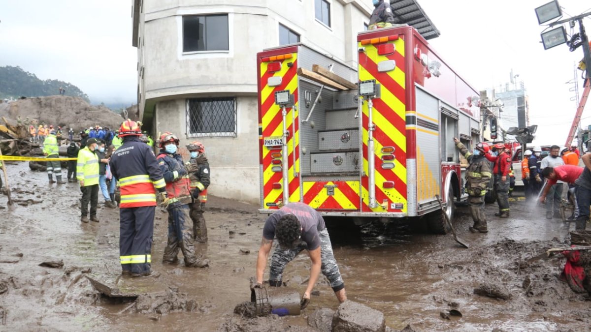 Bomberos, policías, militares, entre los 1.800 efectivos de distintas instituciones que trabajan en las tareas de limpieza de la zona.