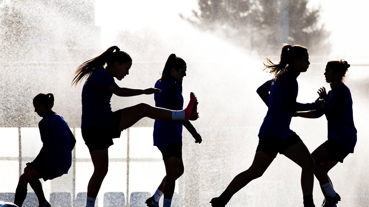 Imagen de archivo de un entrenamiento de fútbol femenino.
