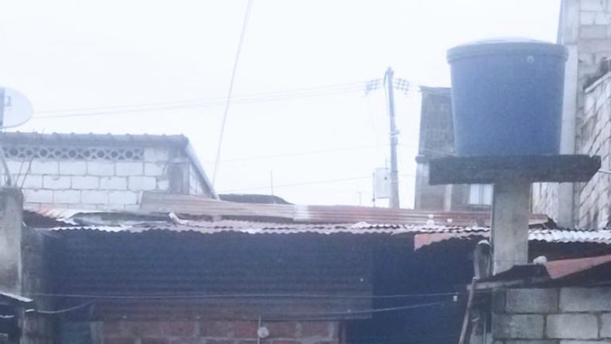 Trabajadores del Municipio se encargan de limpiar el exterior de varias viviendas