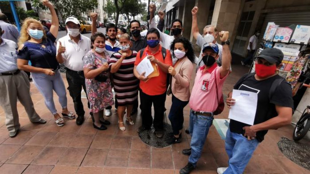 Algunos líderes que asistieron a dejar la propuesta en la Corte.