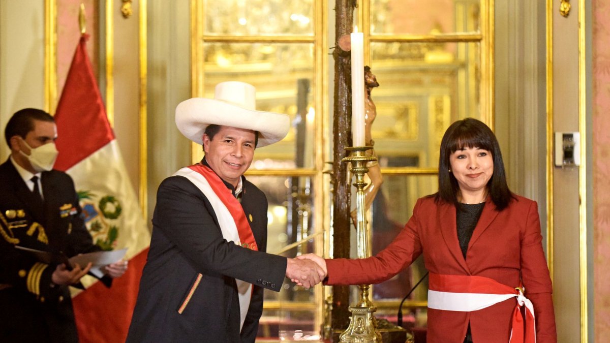 Pedro Castillo saluda a Mirtha Vásquez, quien fue su primera ministra y hoy abandona el cargo./ El País