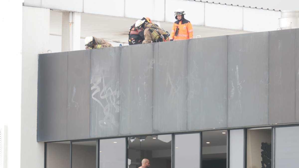 Hecho. La mayor parte del tiempo el ciudadano permaneció sentado al filo de la ventana.