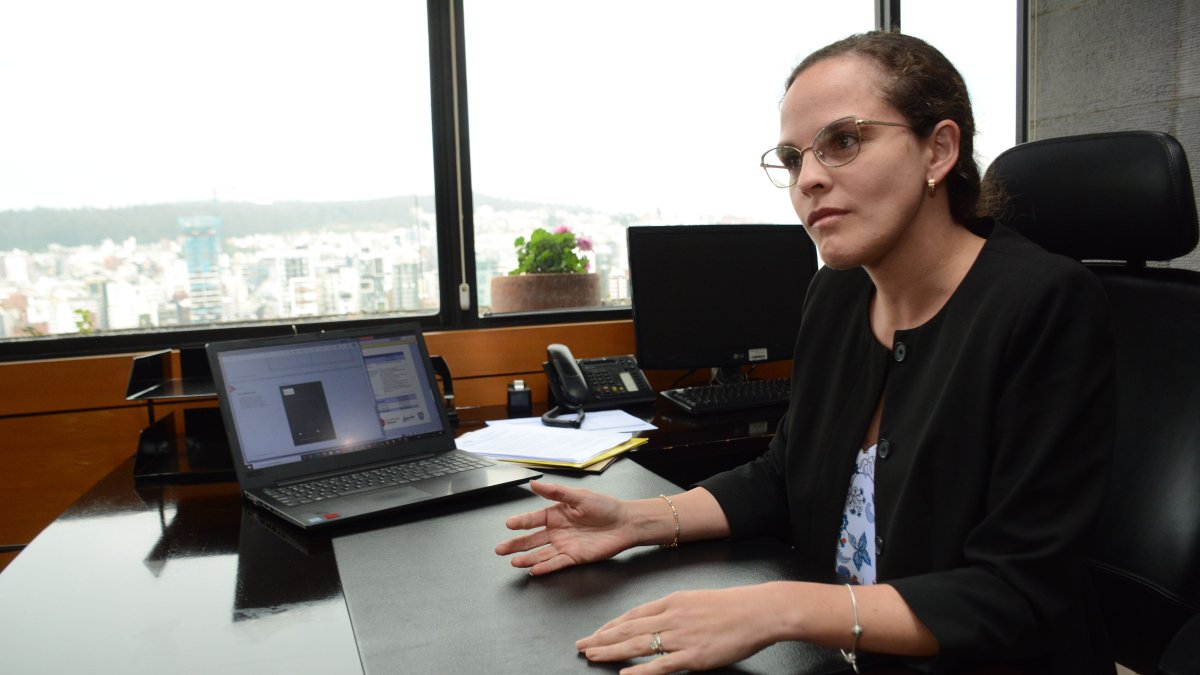 La ministra de Educación, María Brown Pérez, en junio de 2021 en su despacho. La autoridad detalló en entrevista virtual la situación de los planteles de Guayaquil.