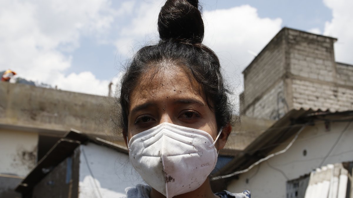 Una habitante del sector mientras los organismos de búsqueda trabajan en la zona.