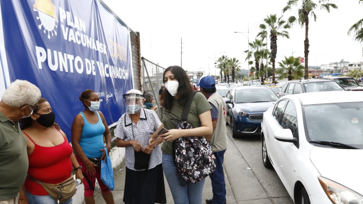 Los ecuatorianos sobreviven con la pandemia, aunque en estos momentos la situación epidemiológica del país mejora.