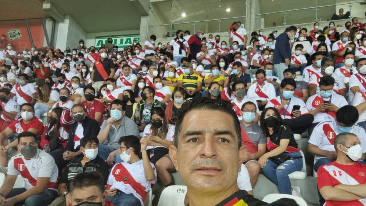 A pesar de que no estaba alrededor de ecuatorianos, Juan Carlos Bustamante se tomó una selfie mostrando con honor los colores patrios de la tricolor.