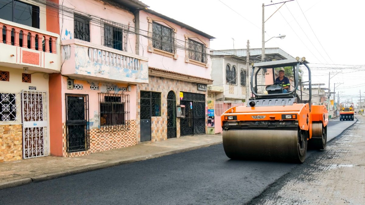 Maquinaria pesada trabaja en el reasfaltado de las calles del sur de Guayaquil