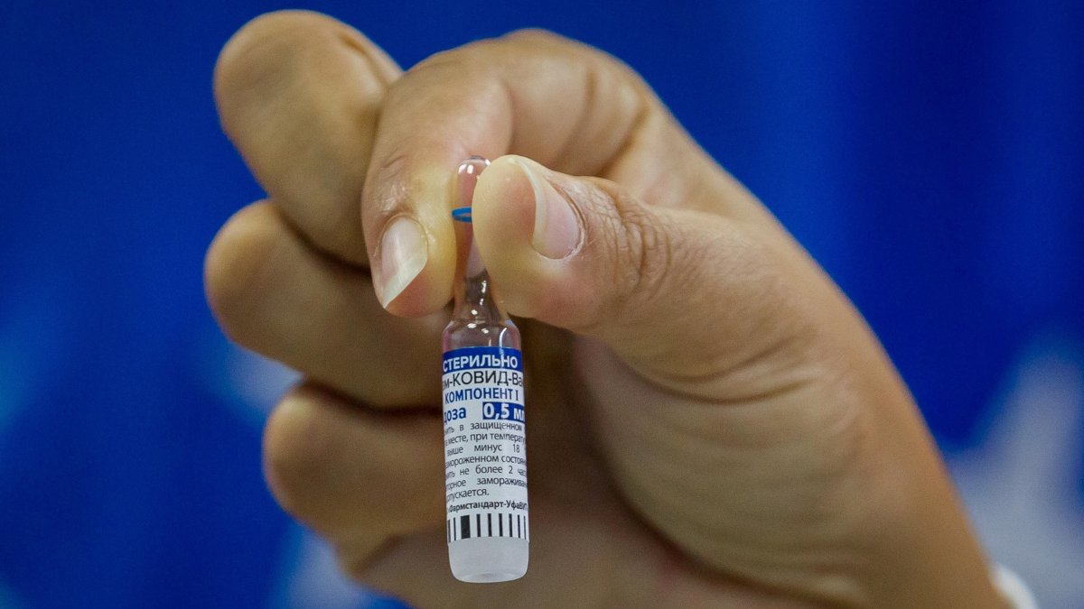 Fotografía de archivo en la que se registró una dosis de la vacuna Sputnik V contra la covid-19, en Caracas