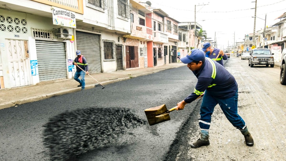 Los trabajadores realizan los trabajos con palas para asfaltar los sectores del sur