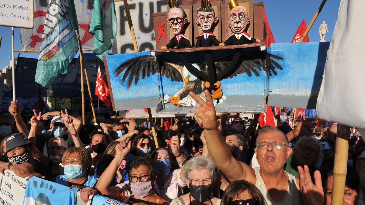 Organizaciones políticas y sociales argentinas participan en una protesta para exigir la