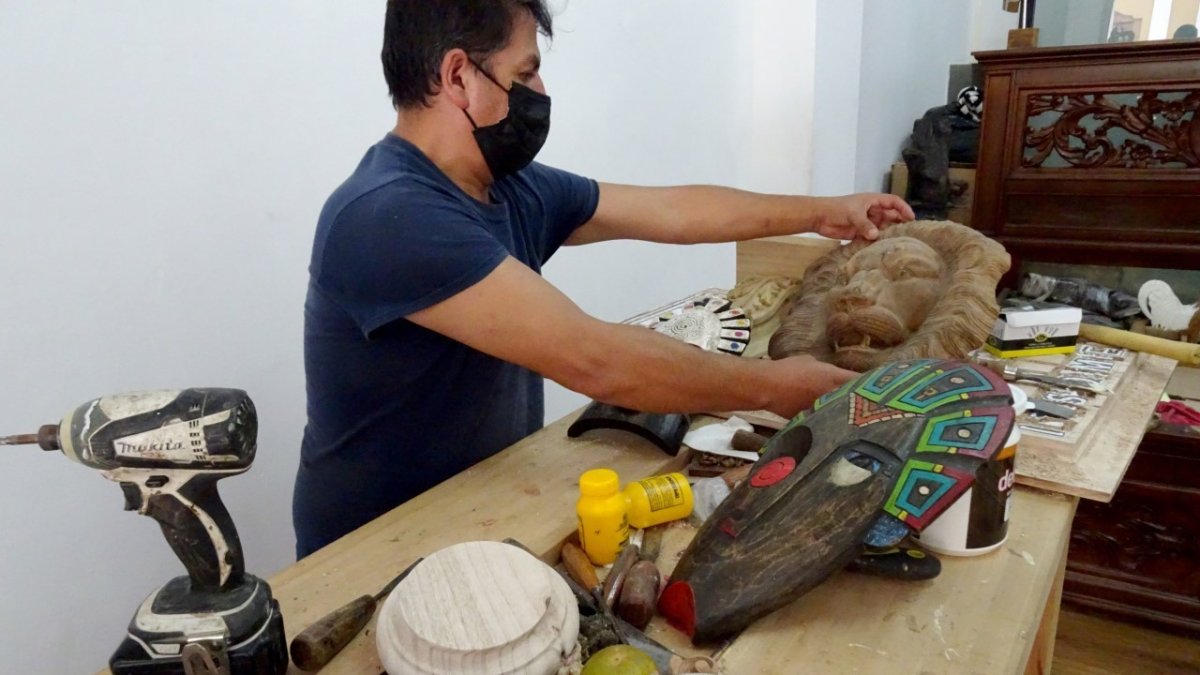 De los 45 años que tiene Fernando Ávila, 34 los ha dedicado a este oficio de pulir la madera. Jaime Marín.
