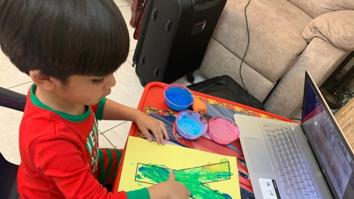 Educación. Samuel es uno de los niños que reciben clases desde casa con la ayuda elemental de sus padres.