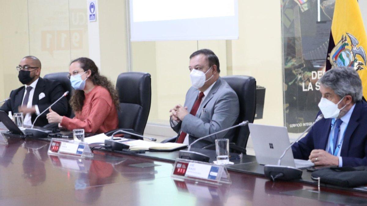 El titular del COE Nacional, Juan Zapata, estuvo acompañado de ministros y viceministros de Educación, Salud y Trabajo.