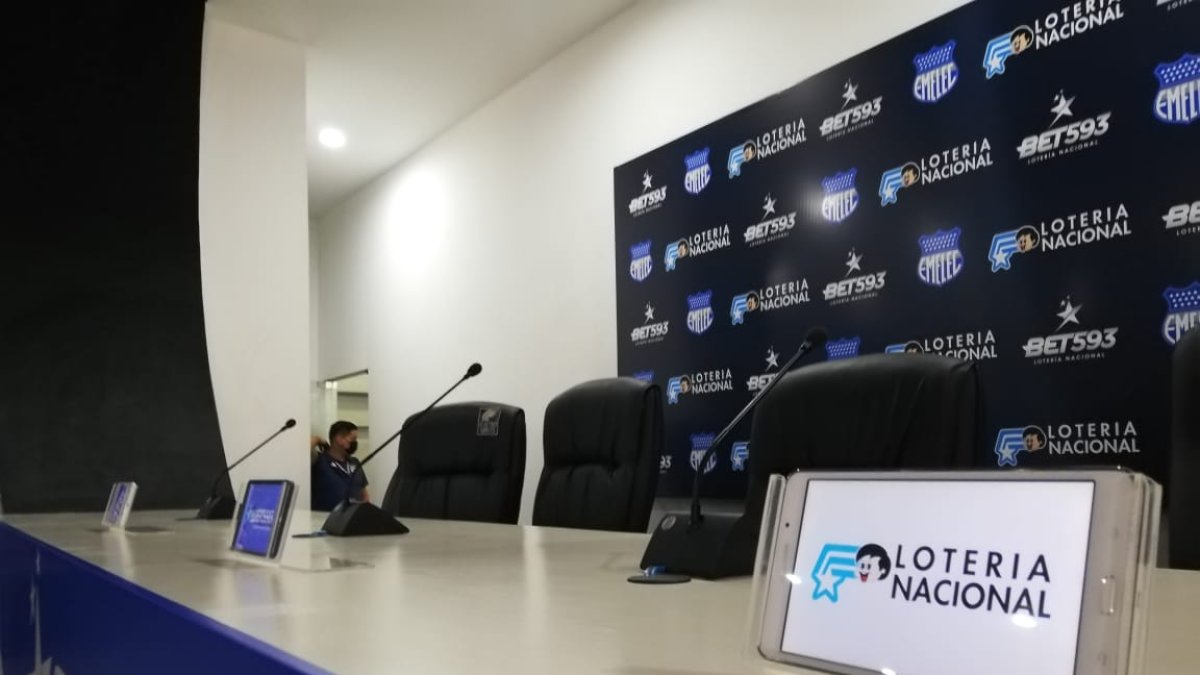 El logo de BET593 será ubicado en la parte frontal de la camiseta del Bombillo, a la altura del pecho.