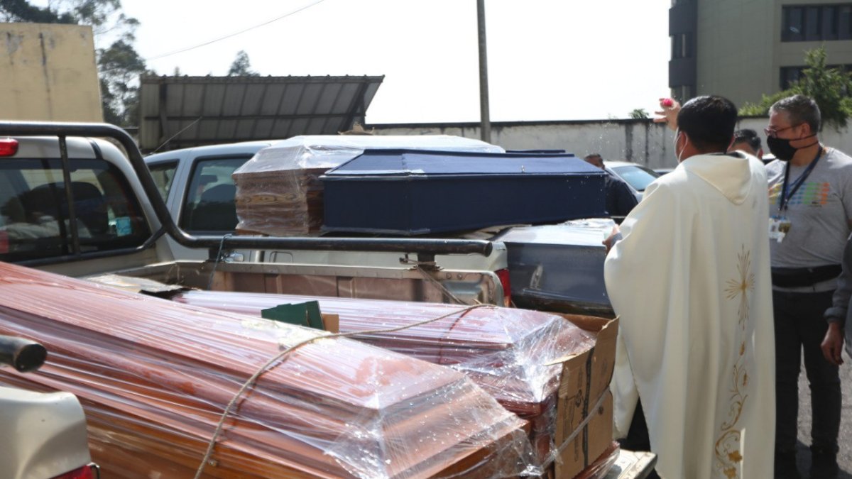 Donación. El párroco de La Comuna será el custodio de los ataúdes dados por el MIES.