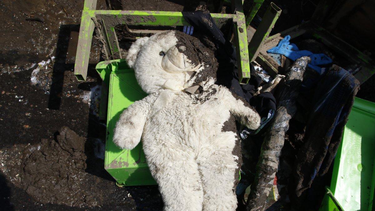 Los habitantes de La Gasca tratan de salvar sus pertenencias escondidas entre los escombros.