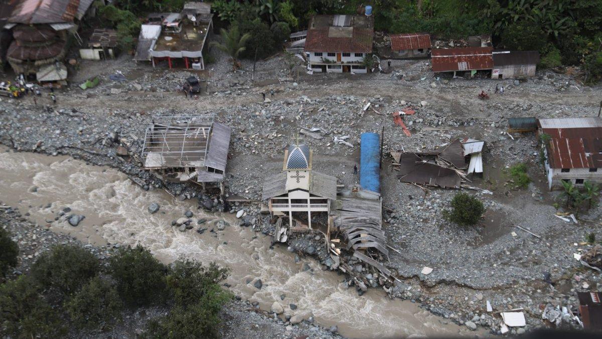 Sobrevuelo por las zonas afectadas por la crecida del Rio San Pablo, cantón la Maná, que afectó la vía La Maná - Pujilí.