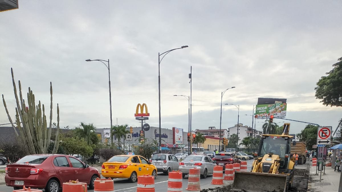 El carril está a pocos metros del San Marino y al pie de la urbanización Las Garzas